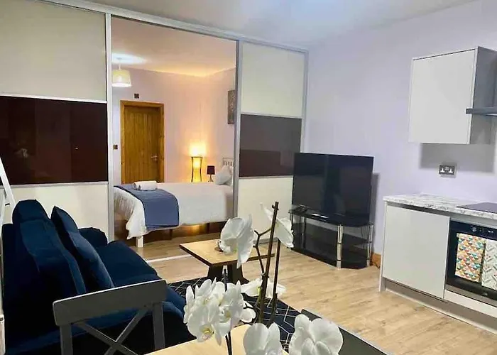 Lovely 1 Bed Studio Apartment With Free Parking