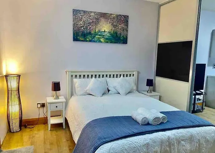 Lovely 1 Bed Studio Apartment With Free Parking