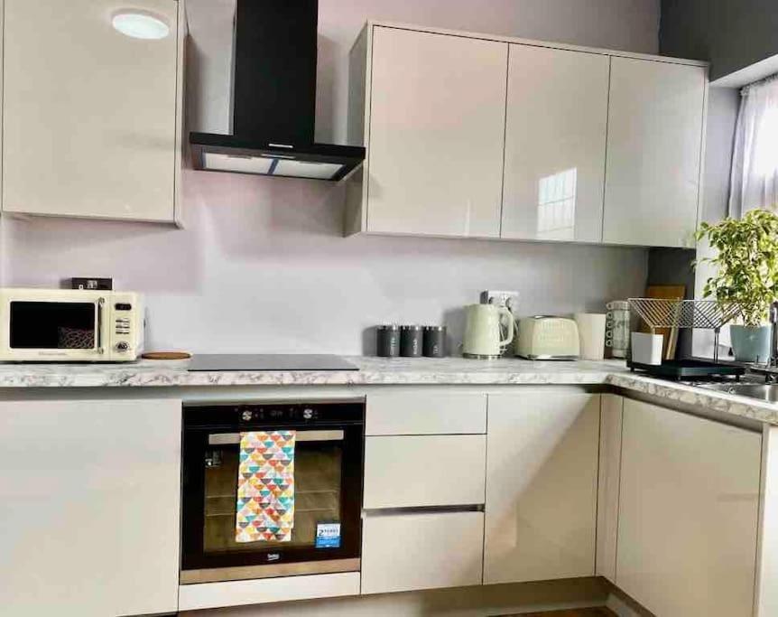 Lovely 1 Bed With Free Parking *