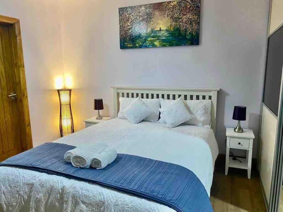 Lovely 1 Bed With Free Parking Apartment *